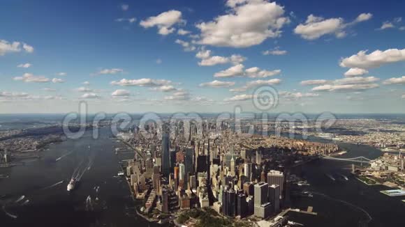 令人难以置信的直升机空中鸟瞰纽约现代摩天大楼建筑视频的预览图