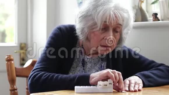 老年妇女组织避孕药视频的预览图