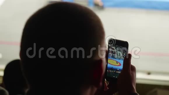 体育迷用智能手机在sambo上制作比赛视频无法恢复的人视频的预览图