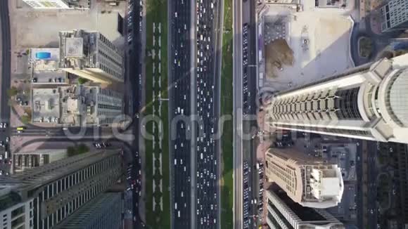 长长的公路和现代化的高楼大厦令人叹为观止的未来大城市迪拜顶级空中全景视频的预览图