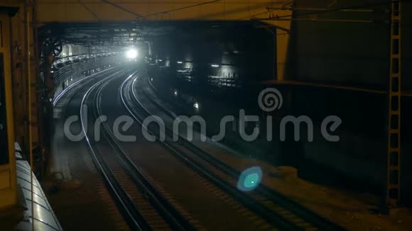开着亮灯的电动火车离开了隧道视频的预览图