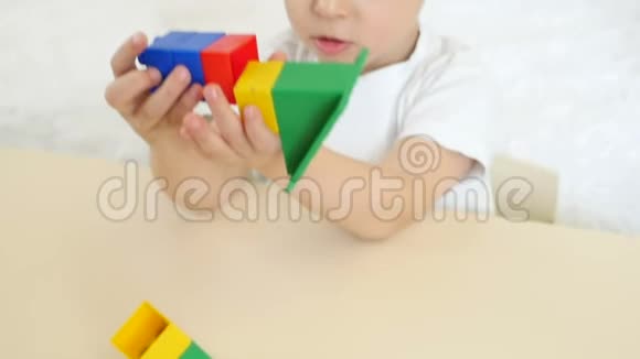 小男孩玩彩色积木慢动作照相机从孩子脸慢慢地移到玩具上视频的预览图