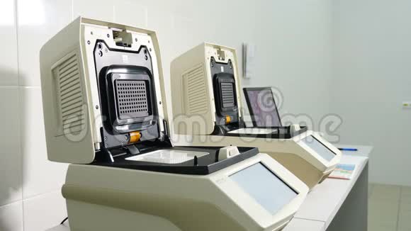 实验室分析诊断机用于血液样本化学检测的机器人装置自动化医疗视频的预览图
