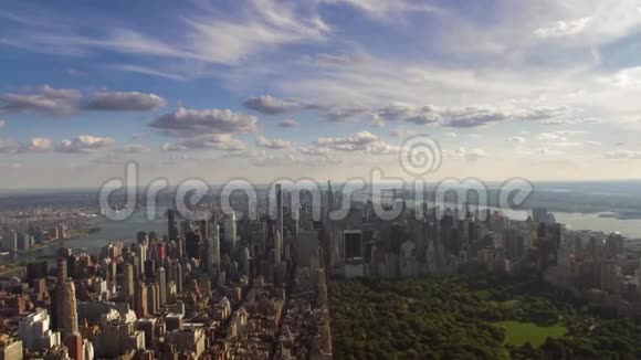 在阴天飞越纽约市中心现代摩天大楼建筑的空中天际线全景视频的预览图