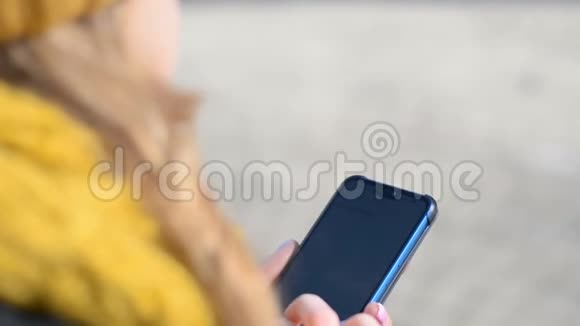 女人手短信打字视频的预览图