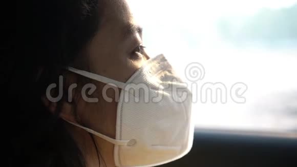 戴污染防护面罩的亚洲妇女视频的预览图