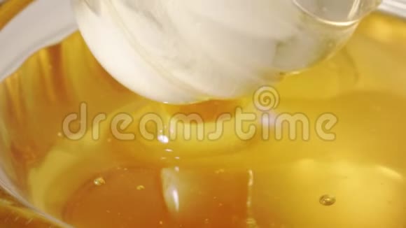 蜂蜜和玻璃蜂蜜迪普慢动作特写镜头视频的预览图