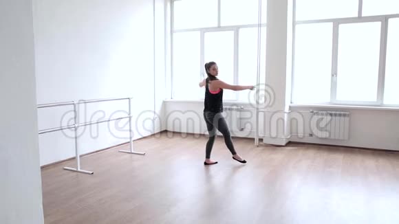 性感的女孩在浅色背景上跳舞性感舞蹈视频的预览图
