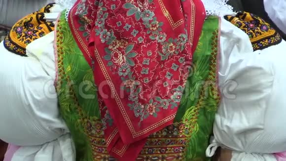 在奥洛穆克举行的盛大庆典上年轻女士着头巾身穿哈娜传统民俗服装视频的预览图