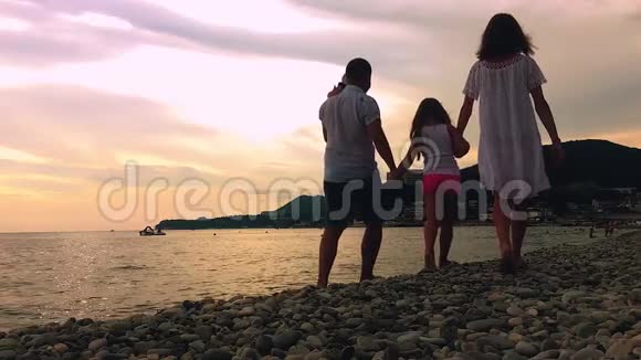 一家人慢慢地去海滩宝贝在海边的第一步视频的预览图