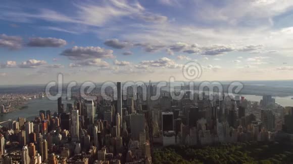 令人印象深刻的空中天际线城市景观全景飞行多云的天空纽约市中心曼哈顿视频的预览图
