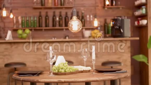 餐厅里一张空桌子上面有奶酪和葡萄视频的预览图