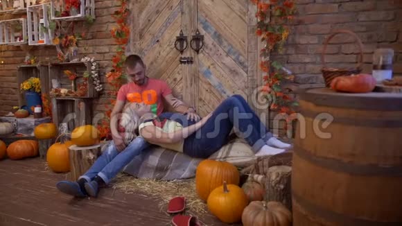 高清青年夫妇在汽车工作室男人坐着怀孕的女人躺着视频的预览图