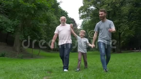 家庭世代观念父亲儿子和爷爷在户外在大自然中享受他们在一起的美好时光视频的预览图