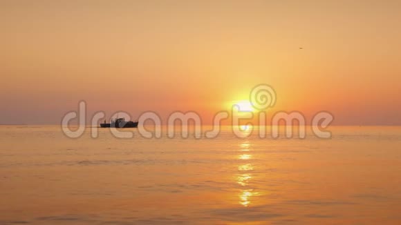 日落时分一艘孤独的渔船在海边航行视频的预览图