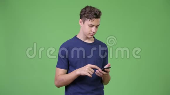 年轻的十几岁的男孩用电话接坏消息视频的预览图