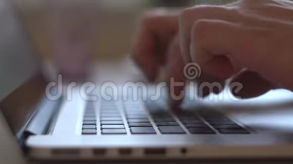 双手特写用黑色按键和光屏在笔记本电脑键盘上工作和打字视频的预览图