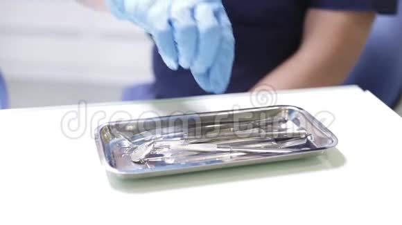 牙医在牙科治疗期间使用工具蓝手套视频的预览图