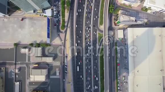 繁忙的高速公路中间令人印象深刻的现代建筑未来大城市迪拜全景飞行视频的预览图