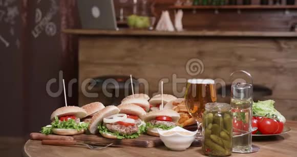 在一家小酒吧的餐桌上吃美味的汉堡视频的预览图