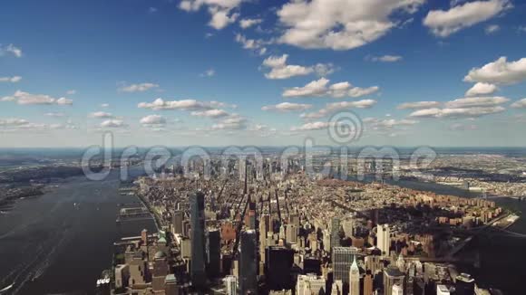 摩天大楼纽约市中心在晴朗的蓝色多云的天空下鸟瞰城市景观全景视频的预览图