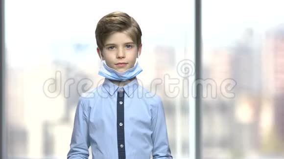 使用听诊器戴医用面罩的可爱男孩视频的预览图