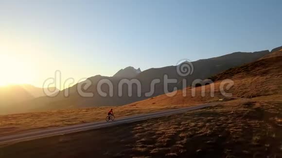 令人难以置信的史诗般的日落自行车骑在山上视频的预览图