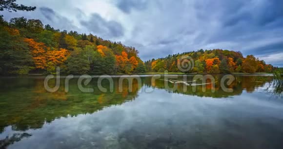 秋季景观与湖泊的稳定4K时间推移视频的预览图