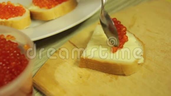 一位女士用黄油和红色鱼子酱铺作为自助餐桌视频的预览图