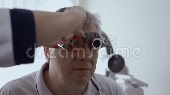 医生用光学试验架检查人视力视频的预览图