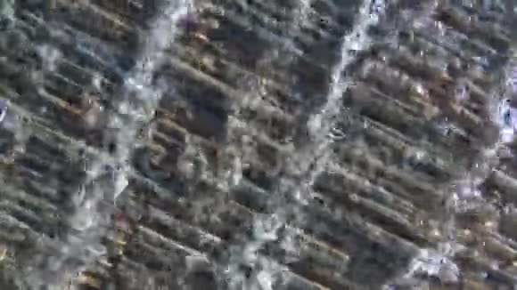 石墙表面粗糙水流流过视频的预览图