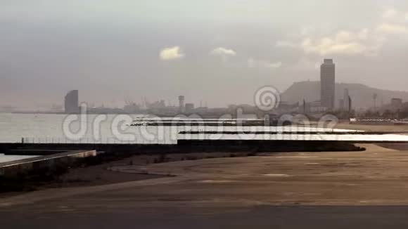 巴塞罗那的巴塞隆内塔海滩日落时天空五彩缤纷海滨海滩西班牙海岸加泰罗尼亚巴塞罗那郊区视频的预览图