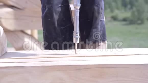 工人钻木工板特写剪辑建造木屋专用钻木匠钻木日志视频的预览图