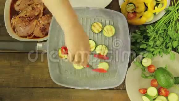 蔬菜西葫芦和西红柿在平底锅烤架里炒时光飞逝视频的预览图
