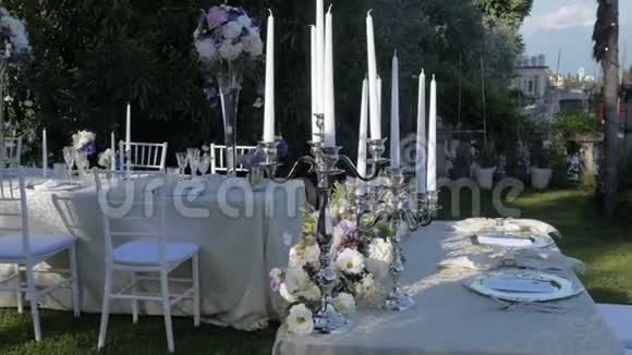 美丽的桌子设置与陶器和鲜花的聚会婚宴或其他节日活动在海岸上视频的预览图
