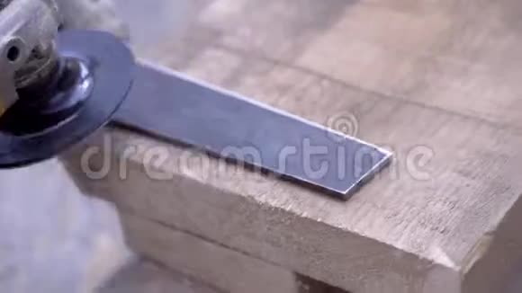 工人抛光铁板的特写剪辑戴手套的人打磨钢制平面圆盘工具联合进程视频的预览图