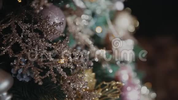 圣诞节和新年装饰的特写镜头圣诞球和面包视频的预览图
