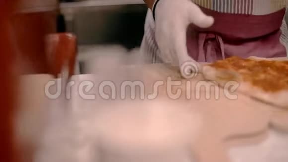 厨房里的厨师在特殊的圆形工具上用酱汁切蛋糕不错的特写做饭视频的预览图