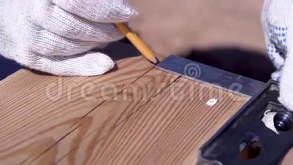 工人记录木板的尺寸剪辑手套工人的特写记录用铅笔测量视频的预览图
