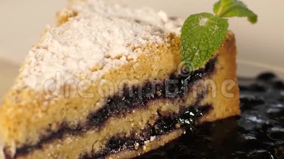 蓝莓蛋糕放在盘子里视频的预览图