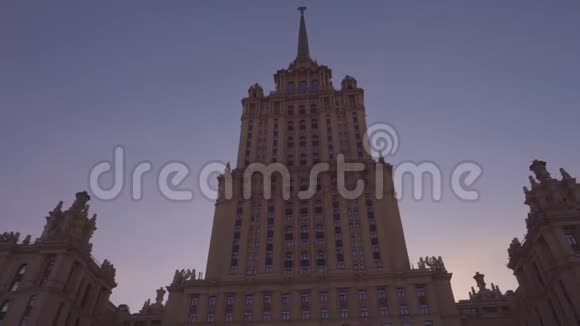 斯大林摩天大楼莫斯科美丽的老建筑平稳的建筑方法视频的预览图