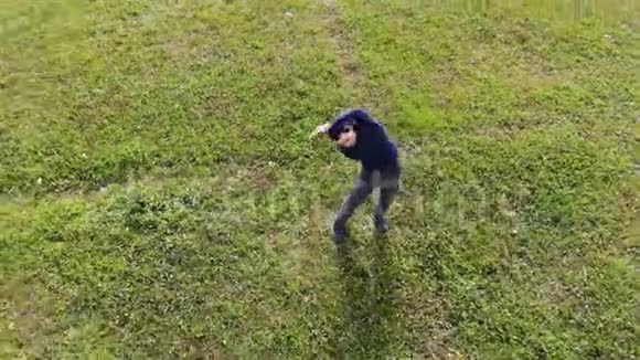 男子在公园锻炼空中锻炼运动健身健康生活方式视频的预览图