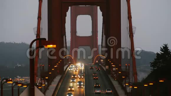 日落后在美国旧金山的标志性金门大桥上观看傍晚汽车交通路灯的美丽景色视频的预览图