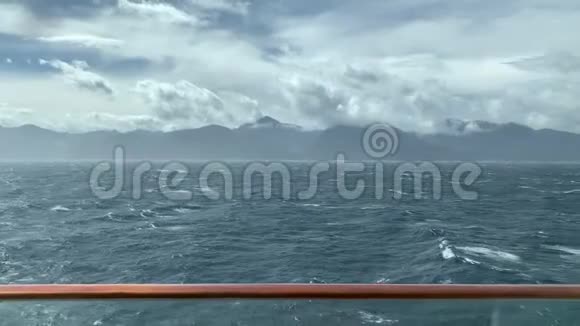 新西兰的海洋和海岸景色优美前面有粗糙的水视频的预览图
