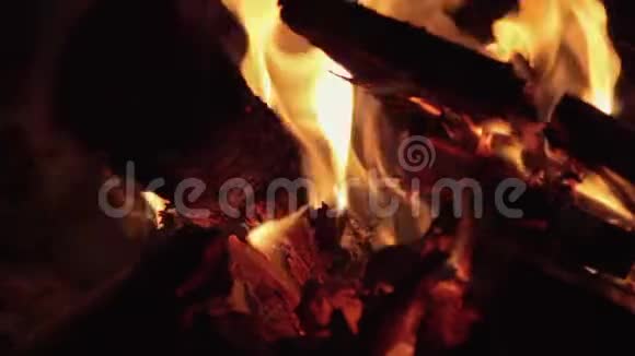 在炉子和壁炉里缓慢地燃烧着火焰拍摄特写镜头烧柴火和书报上的纸众议院视频的预览图
