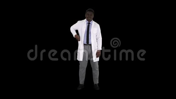 美国黑人医生提供鼻喷剂阿尔法频道视频的预览图