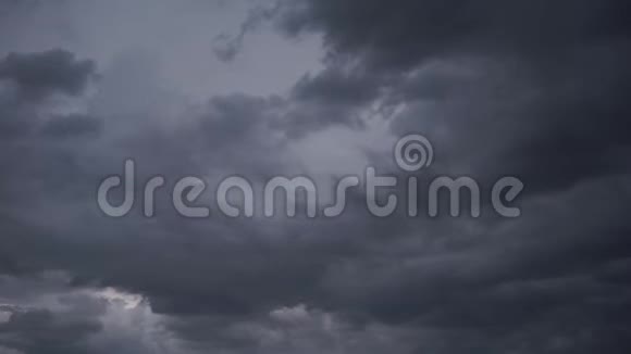 深蓝色和灰色的雷雨云移动得很快时间流逝视频的预览图