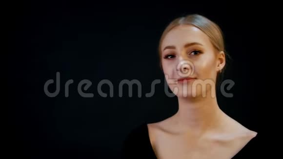 摄影年轻漂亮的女模特马尾辫的肖像金发化妆投药视频的预览图