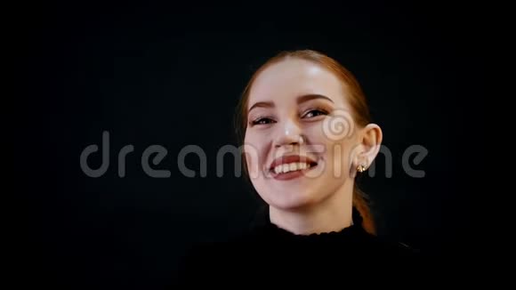 摄影年轻漂亮女人模特的肖像红色头发青铜化妆深色口红微笑视频的预览图