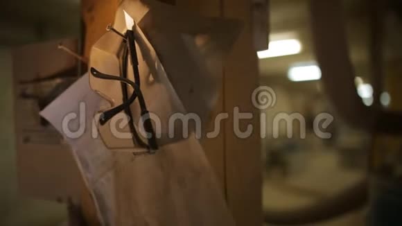 锯木厂防护面罩和护目镜木制品制造木工视频的预览图